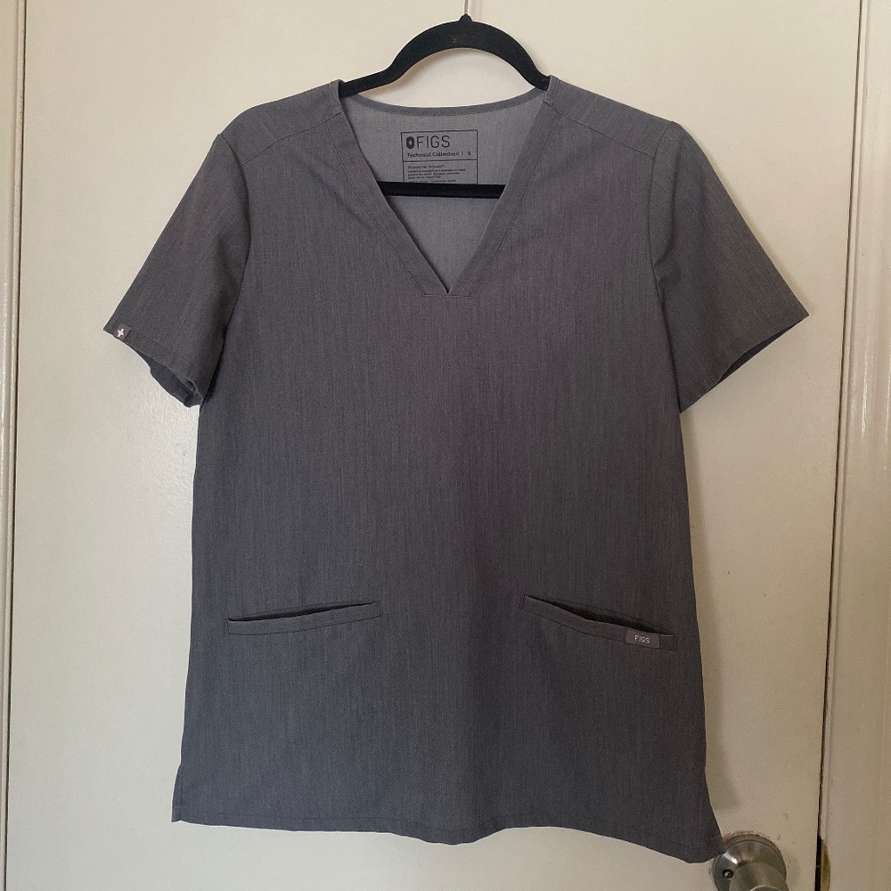 Figs Casma Three-Pocket Scrub Top (Graphite)